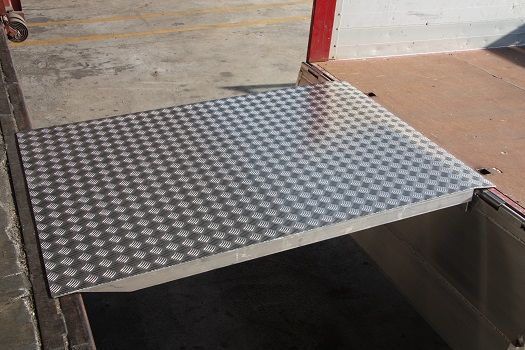Heavy duty loading bridge 