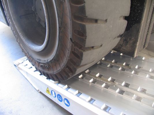 Milled surface on aluminium ramps 