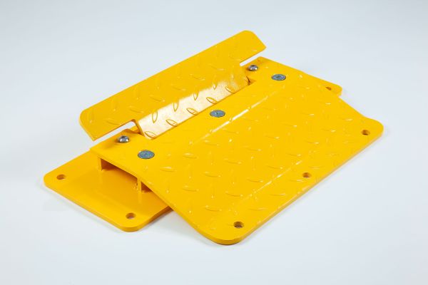 Heavy duty flow plate for one way traffic control