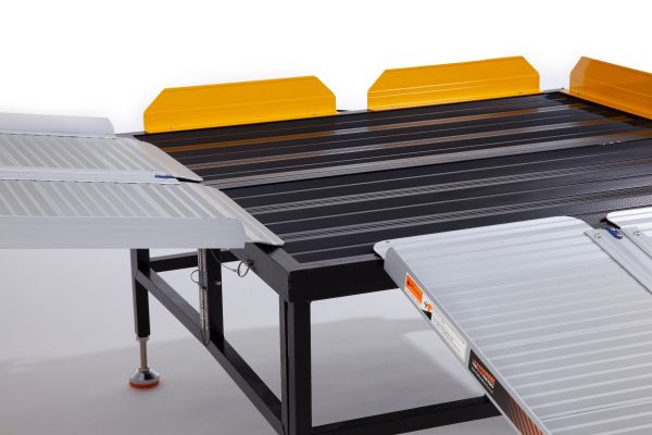 Portable platform with two ramps in an 'L' shape 