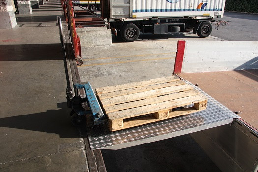 Bridge loading ramp with pallet truck