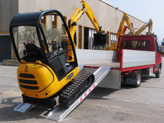 Aluminium loading ramps with mini digger 