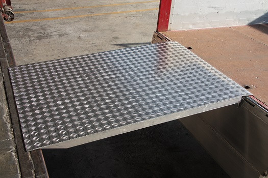 Heavy duty loading bridge 