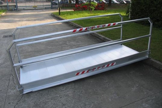 Aluminium access ramp with handrails