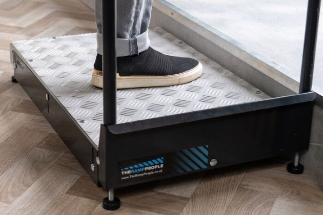 Half-Step Large (600mm x 750mm) with single handrail