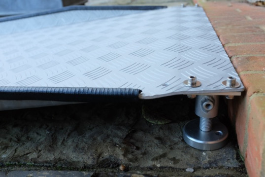 Threshold ramp sat flush with step 