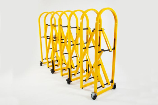 Metal expandable barrier on wheels 