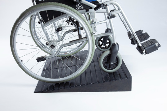 pair of rubber threshold ramp