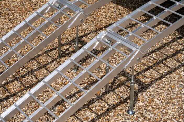 Pair of loading ramps with support legs