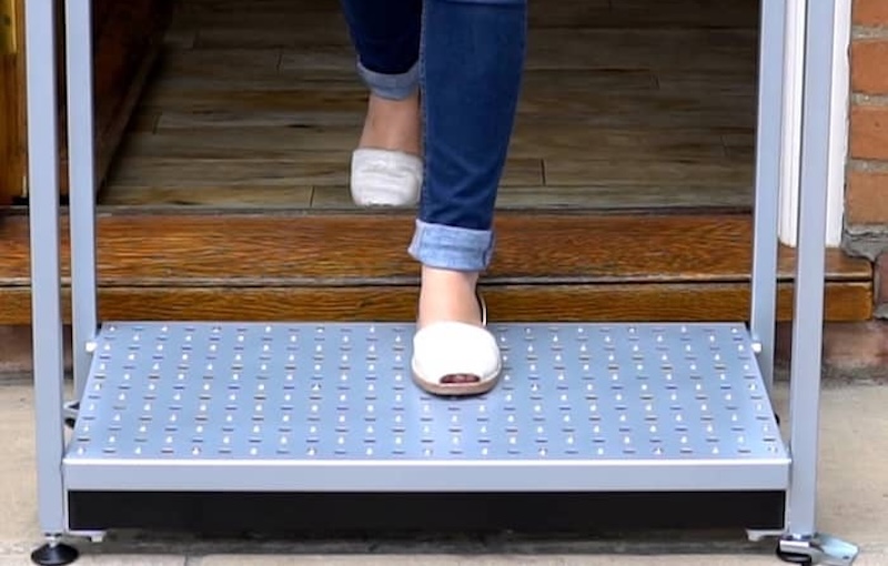 Adjustable half step with double handrails Adjustable half step with double handrails