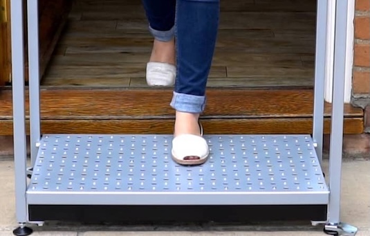 Adjustable half step with double handrails Adjustable half step with double handrails