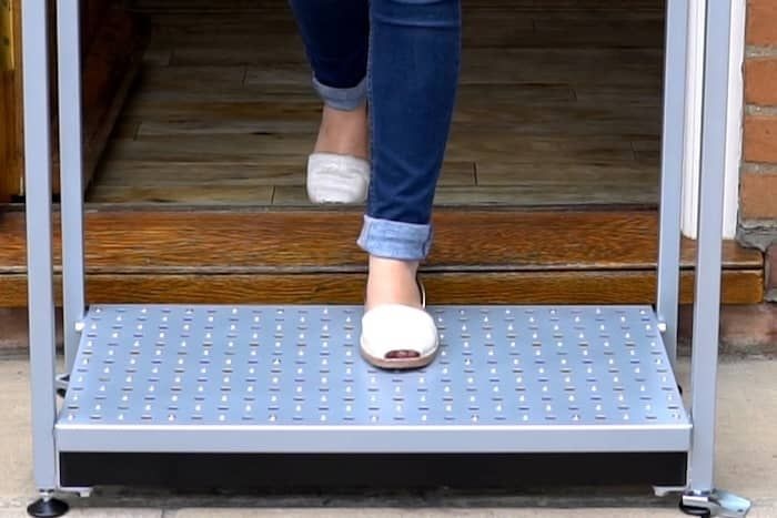 Half step with double handrails