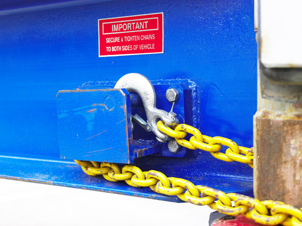 Mobile loading ramp safety chains 