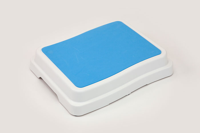 Bath step with blue surface 