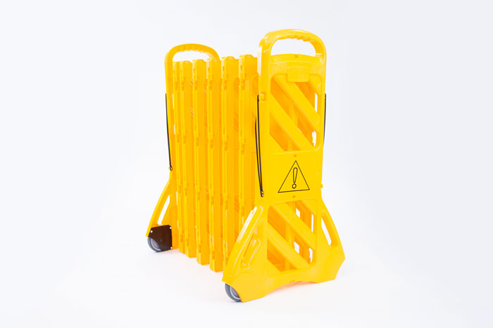 Expandable barrier on wheels 