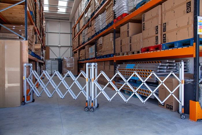 Expandable metal safety barrier on wheels 
