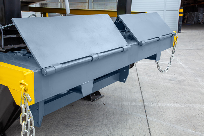 Hydraulic shipping container ramp
