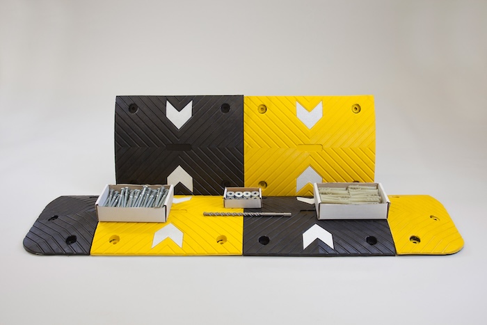 Modular speed bump kit Modular speed bump kit with fixings