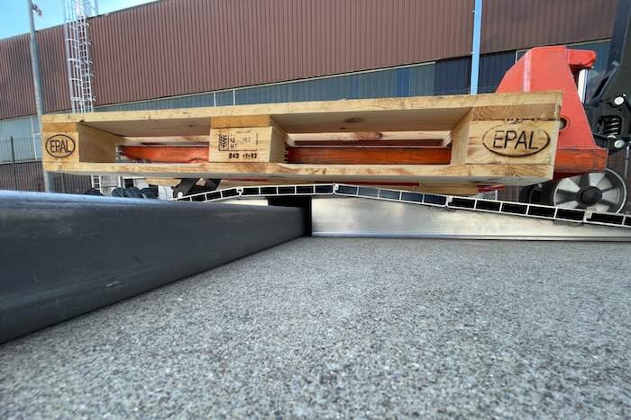 Side view of the aluminium bridge ramp 