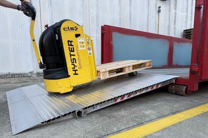 Electric pallet truck going up a ramp