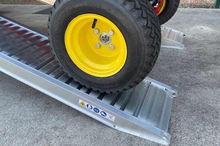 Aluminium loading ramps with angled foot Aluminium loading ramps with angled foot