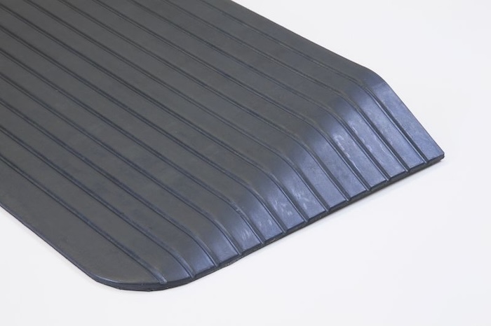 Rubber ramp with anti-slip surface