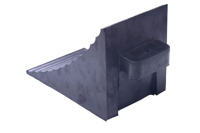 Wheel chock with carry handle 