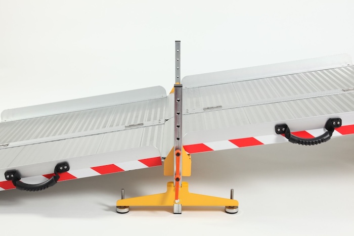 Joining support with two wheelchair ramps