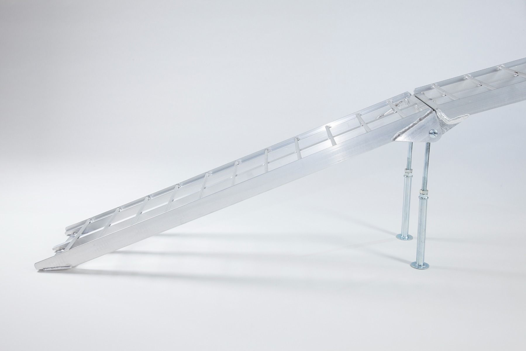 Curved loading ramp with support legs 