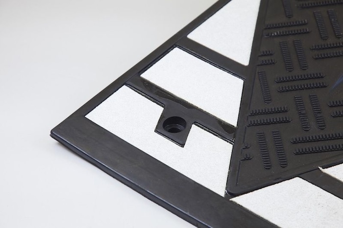 High-visbility speed cushion High-visbility speed cushion