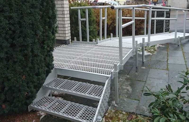 Modular wheelchair ramp with steps 