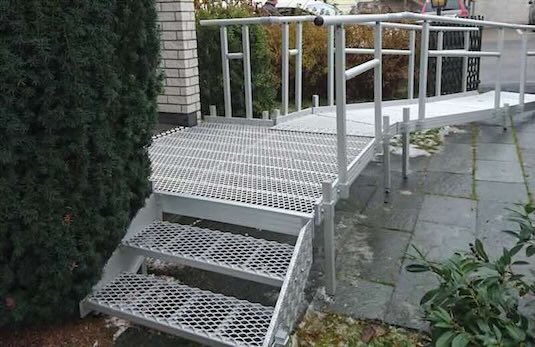 Modular wheelchair ramp with steps 