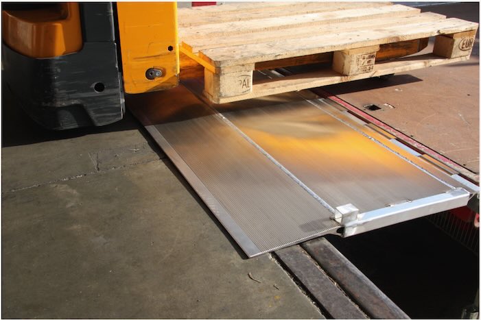 Pallet truck driving on hinged tail lift 