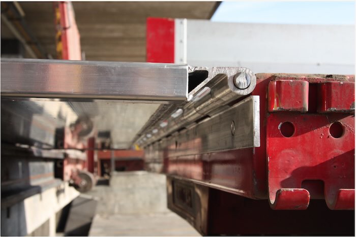 Hinged tailboard attached to vehicle 