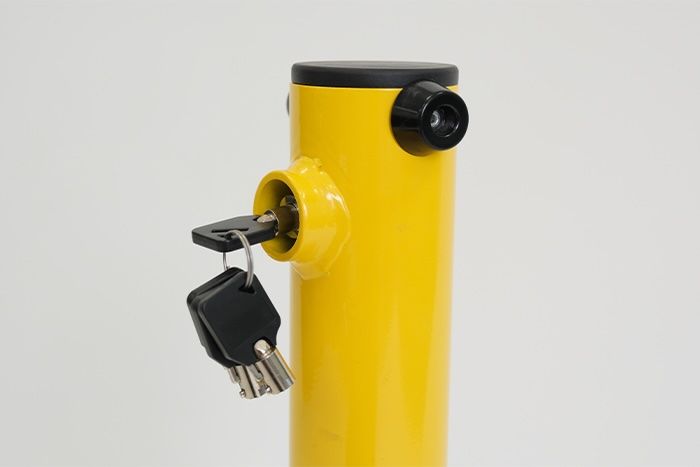 Bollard with lock and four keys 