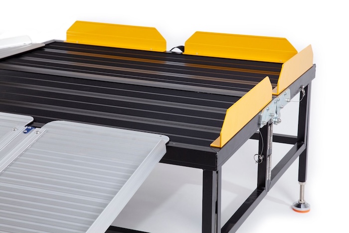 Portable platform with safety edges Portable platform with safety edges