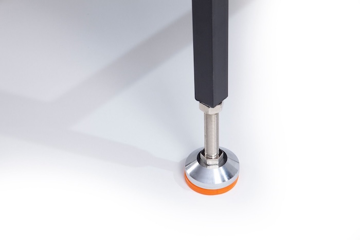 Wheelchair platform with adjustable feet Wheelchair platform with adjustable feet