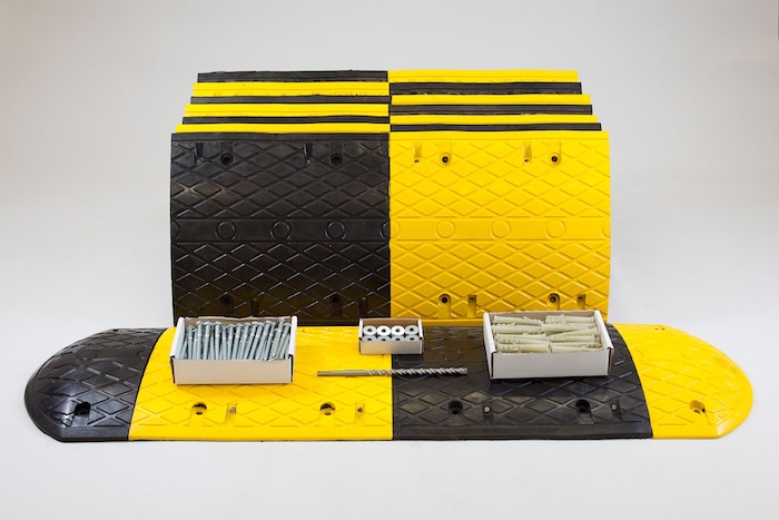 Speed bump modular kit with fixings Speed bump modular kit with fixings
