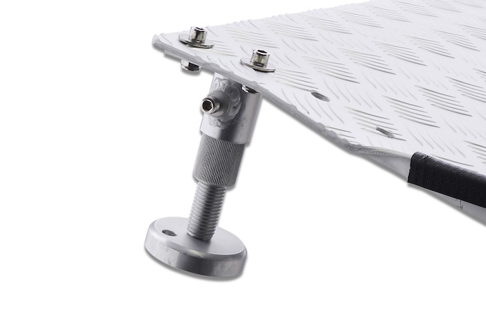 Wheelchair ramp with adjustable legs